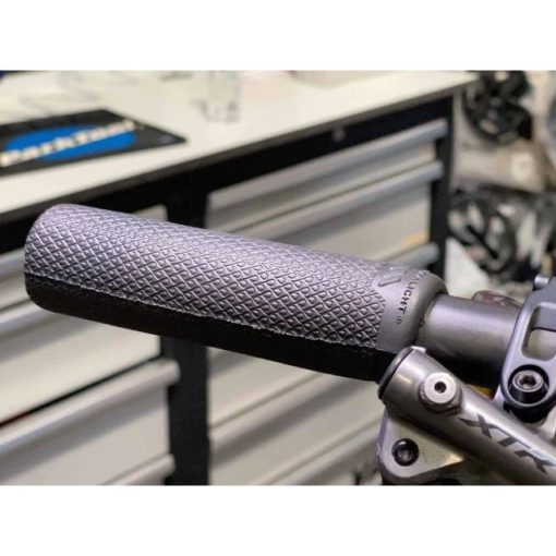 All Mountain Style AMS Extralight Grips - Black - Image 2